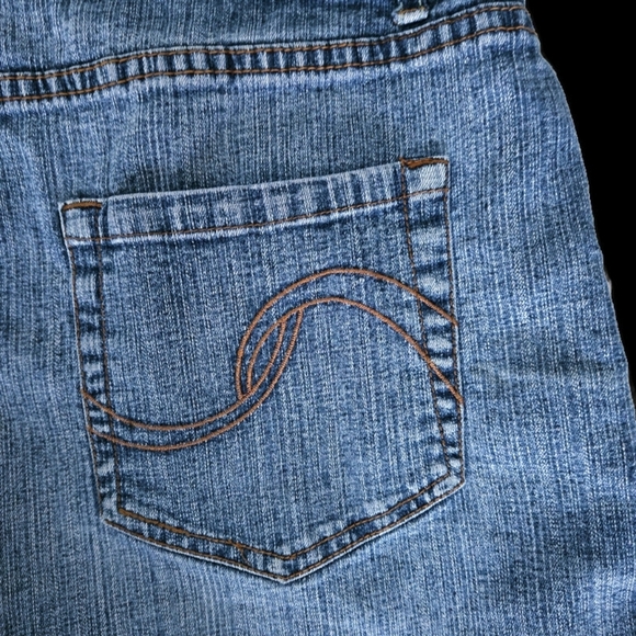 Cato Light Wash Mid Rise Blue Denim Jean Shorts - Picture 7 of 11